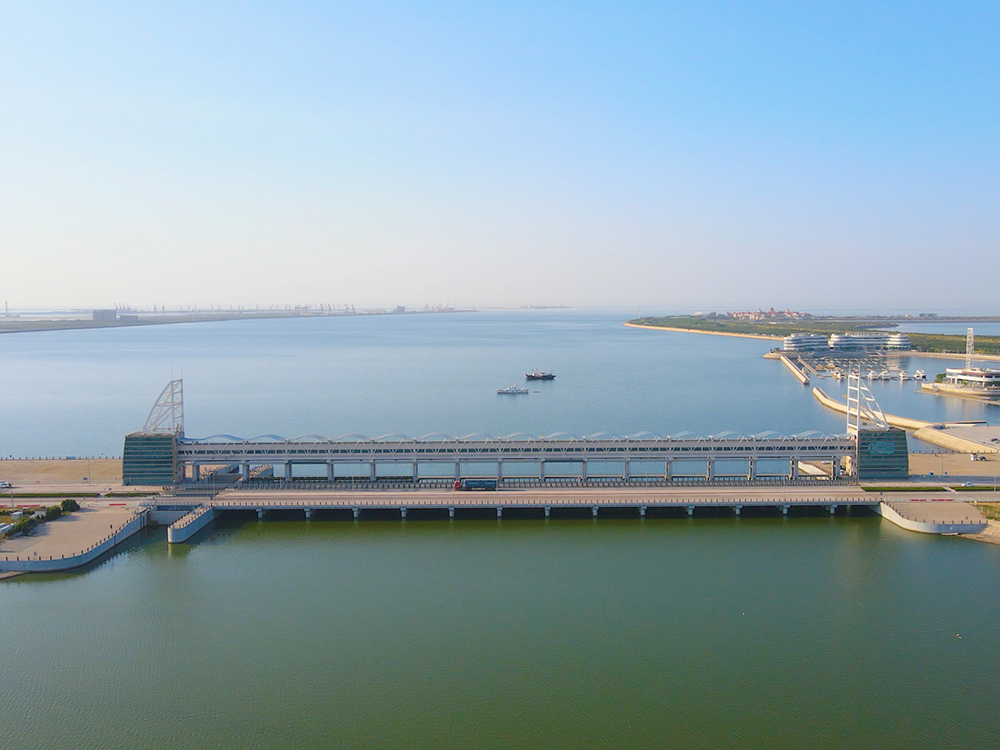 濰坊白浪河防潮閘：建于入?？诜凵迟|(zhì)海岸潮下帶，與船閘共用邊墩，