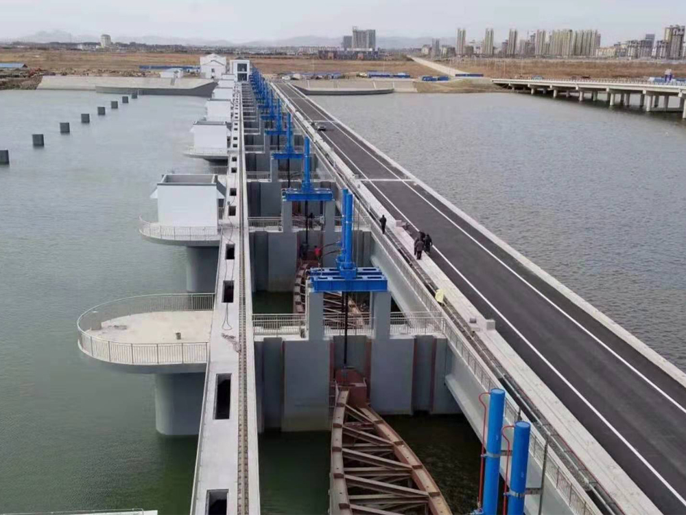 威海香水河擋潮閘，雙曲拱弧形結(jié)構(gòu)，獲發(fā)明專利