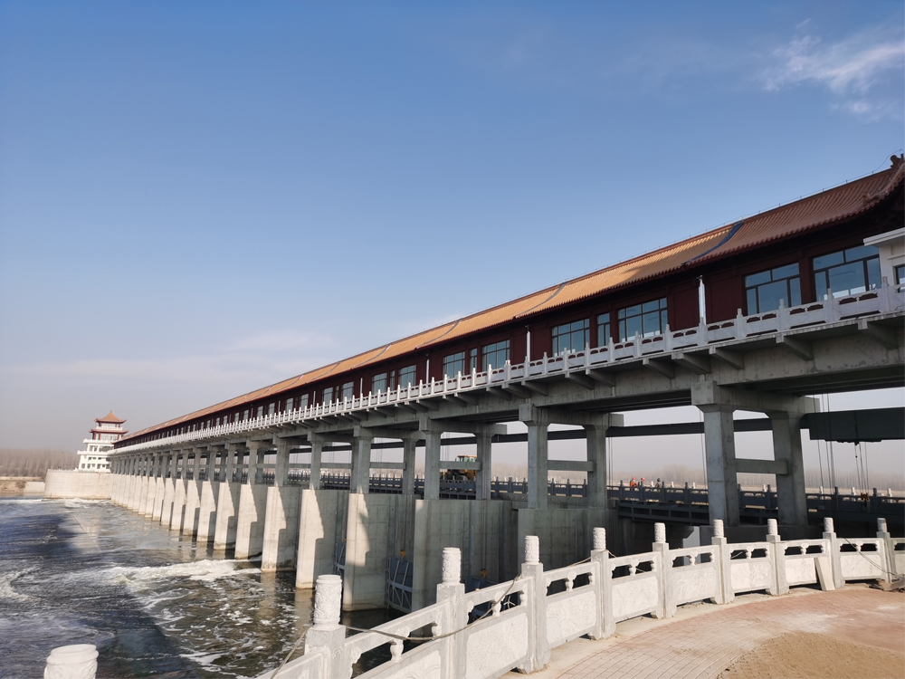 寧陽(yáng)縣堽城壩攔河閘，由鋼閘門及鋼壩結(jié)合的大型水閘